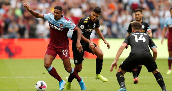 台州队赠沙埠窑青瓷姜糖礼盒，温州队回赠非遗茶饼（台州队以沙埠窑青瓷姜糖礼盒相赠，温州队以非遗茶饼回礼）