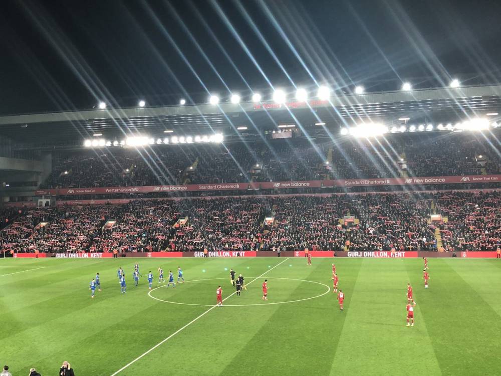 詹姆斯背后传球制造得分机会（詹姆斯背后妙传创造得分良机）