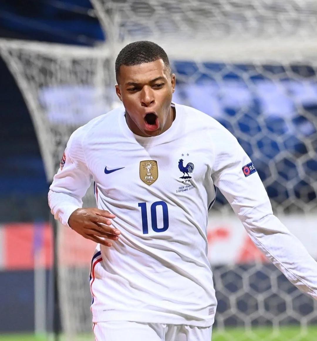 张琳芃第11次赢得中超冠军，超越郑智成国内联赛历史第一人！（张琳芃收获中超第11冠，超越郑智加冕国内联赛历史第一人）