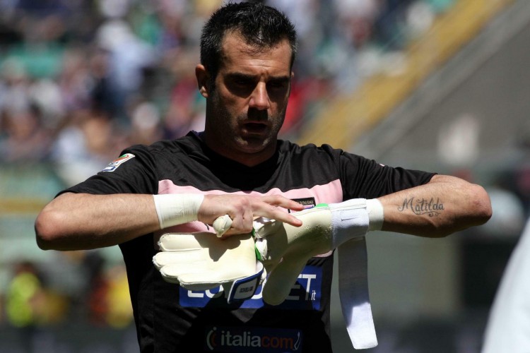 鱼缸论继续！霍伊伦双响助球队回榜首，头顶脚踢荣膺全场最佳（鱼缸论仍在发酵！霍伊伦梅开二度助队重返榜首，头顶脚踢加冕全场最佳）