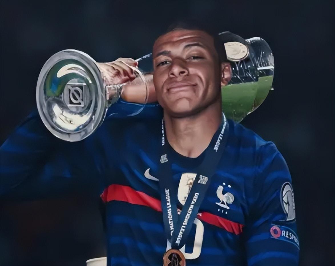 前锋远射破门，全场欢呼