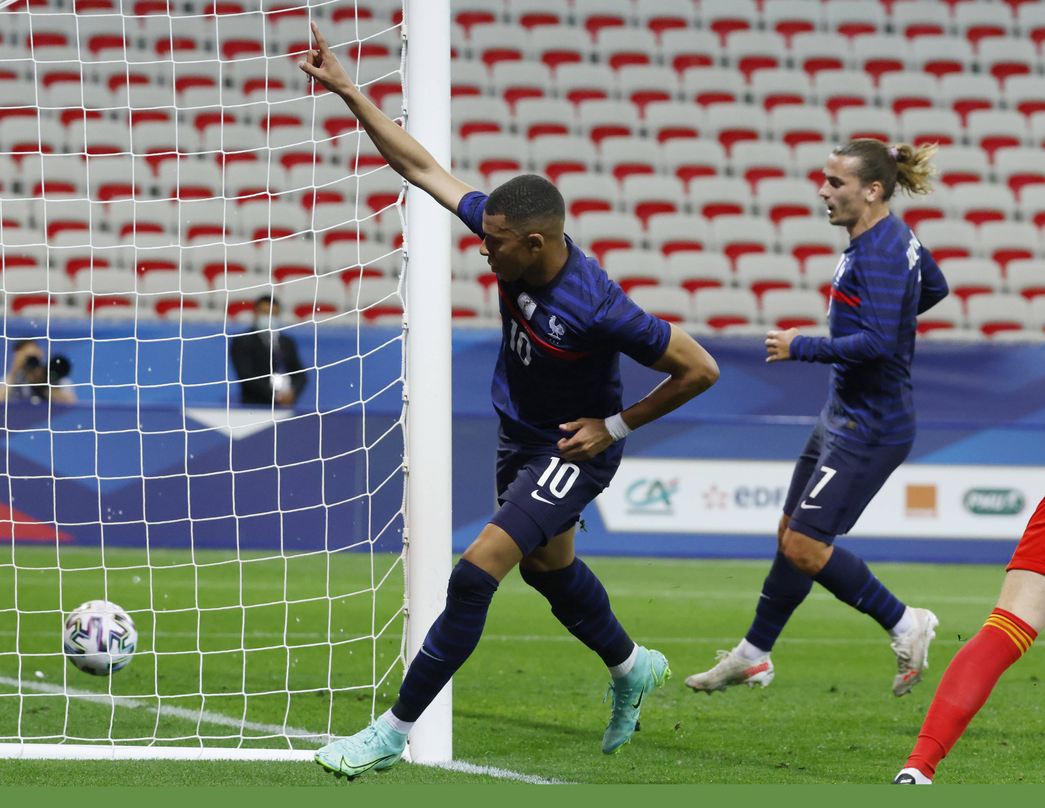 孔蒂：卡拉巴赫非常难对付，我对球队今天的表现很满意（孔蒂称卡拉巴赫难缠，对球队今日表现感到满意）