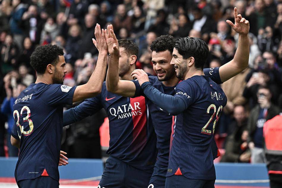 海斯：我感觉这支球队有很多的兄弟情谊，所有人都想保护彼此（海斯：球队充满兄弟情，人人都想互相守护）