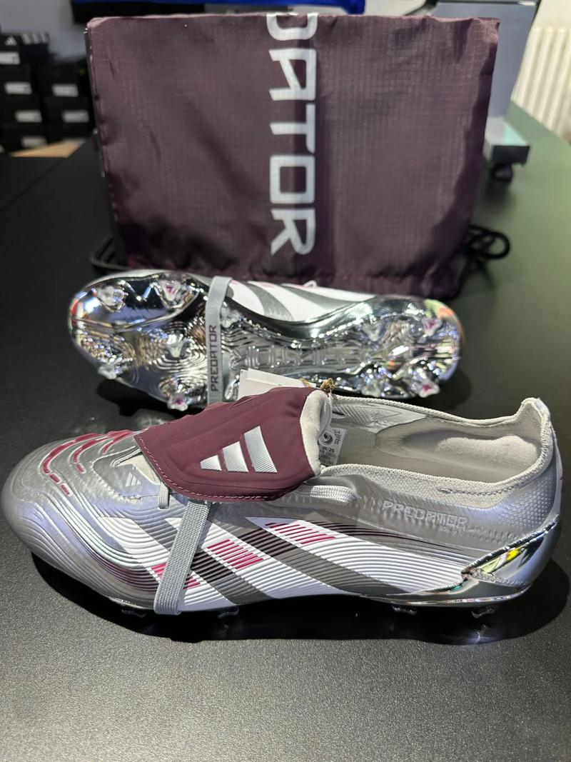 青训小将破门后被队友高高举起