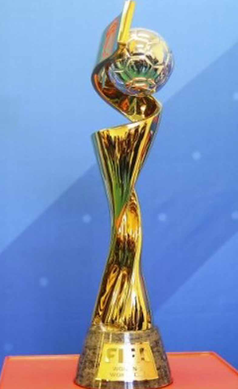 足球曼城后防核心伤缺三周，赛程压力巨大（曼城后防大将因伤缺阵三周，密集赛程压力陡增）