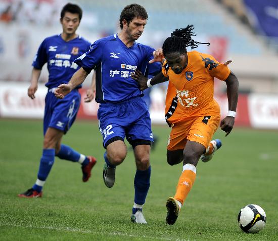 国脚新纹身曝光，引发粉丝讨论（国脚新纹身亮相，掀起粉丝热议）