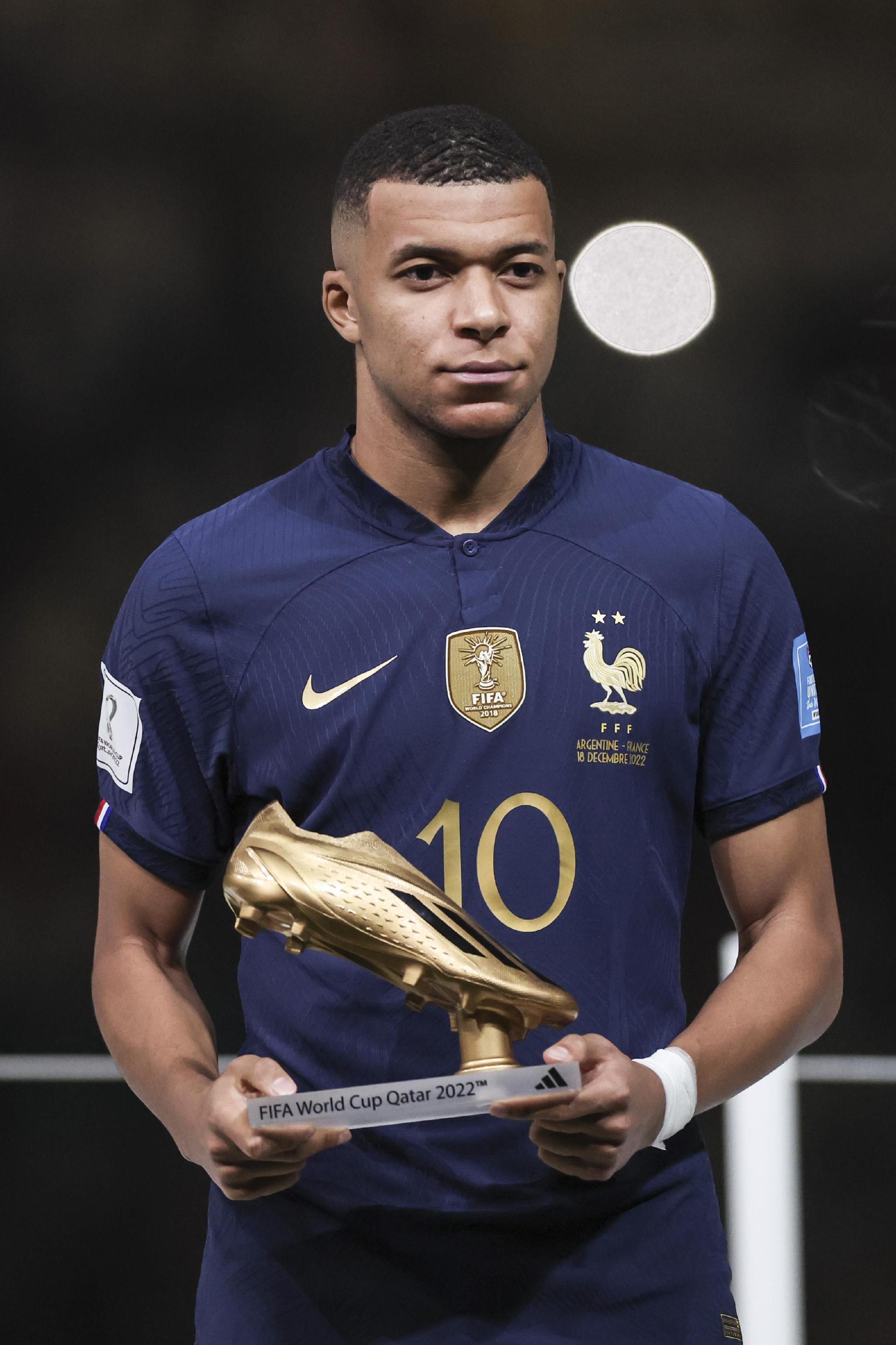 传记作者：莱万曾不满哈维的训练，他在波兰和拜仁都曾施压换帅（传记作者称：莱万不满哈维训练方式，曾在波兰与拜仁推动更换主帅）