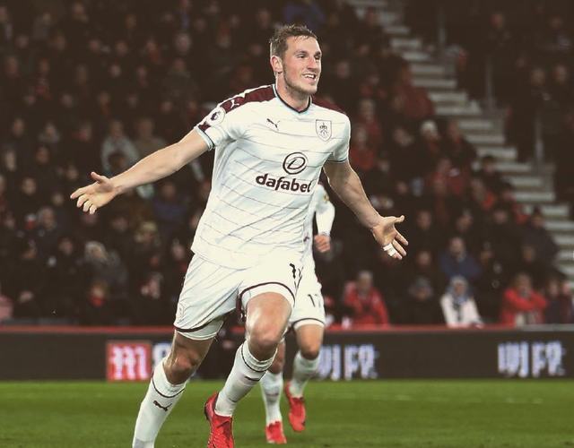 致敬，王刚庆祝足协杯冠军时背后写着：献给我们的主帅塞蒂恩