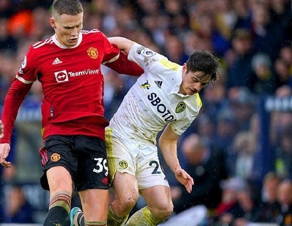 记者晒视频：钟义浩现场观看海牛比赛，海牛进球后他兴奋鼓掌（记者发视频：钟义浩现身观战海牛，球队破门他激动鼓掌）