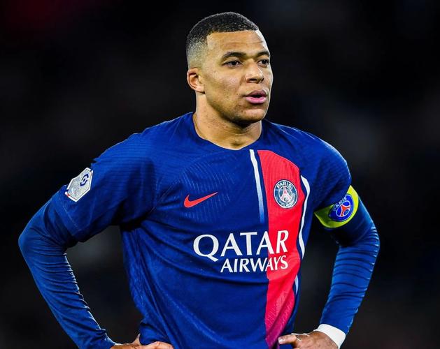 英超焦点战：利物浦主场迎战热刺,（英超重磅对决：利物浦坐镇安菲尔德迎战热刺）