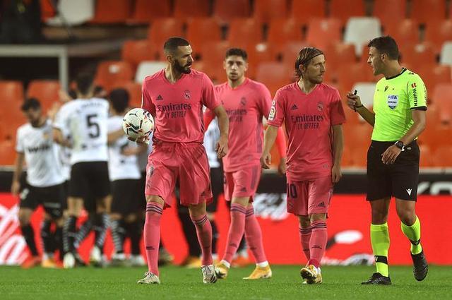 梅西：现代足球的永恒传奇（梅西：当代足坛的不朽神话）