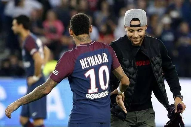 菲尔-琼斯预测欧冠第4轮：利物浦主场不敌皇马，曼城胜多特（菲尔-琼斯欧冠第4轮前瞻：皇马客场力克利物浦，曼城击退多特蒙德）